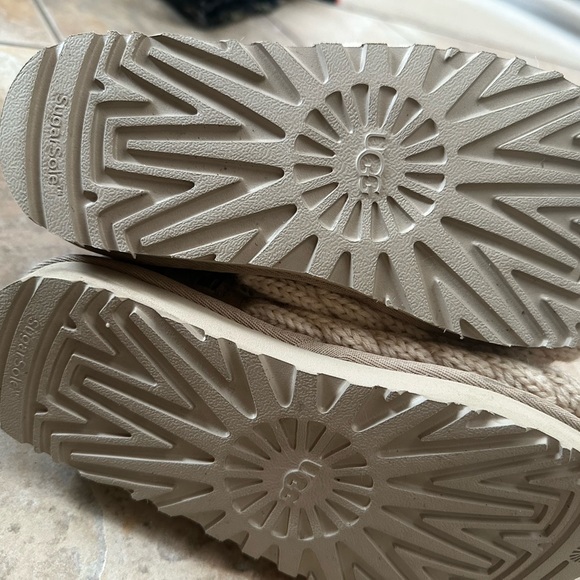 Ugg Chunky Knit Boots - Picture 2 of 3